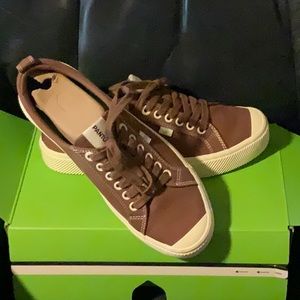 Women's OCA Low Pantone Cacao Nibs Canvas Contrast Thread Sneaker